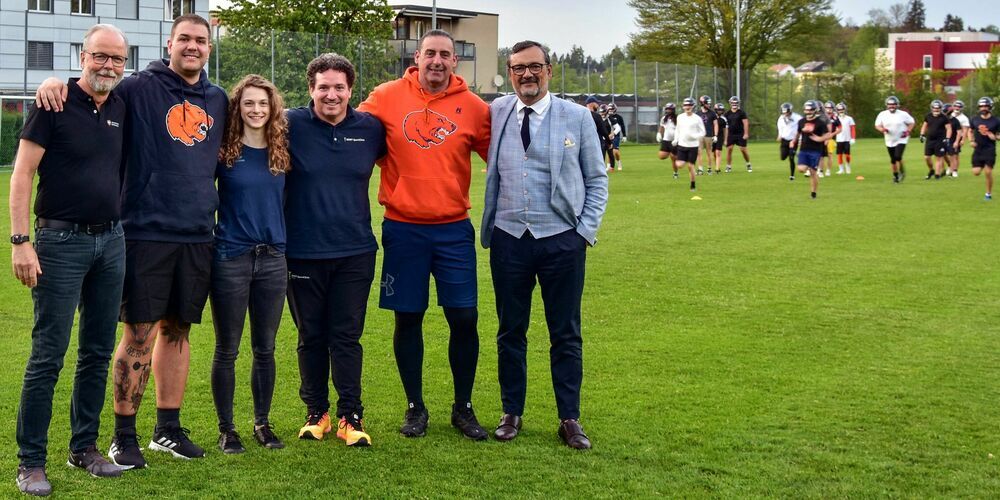 Von links: Dr. Antonin Hoffmann (Orthopädie Rosenberg), Christian Holenstein (Präsident AFC St.Gallen Bears), Dominique Delavy (Physiotherapeutin med&motion), Dr. Quinten Felsch (Berit Klinik), Renato Vaccari (Headcoach St.Gallen Bears) sowie Peder Koch, CEO und Delegierter des Verwaltungsrates der Berit Klinik Gruppe, freuen sich auf die gemeinsame Zusammenarbeit. 