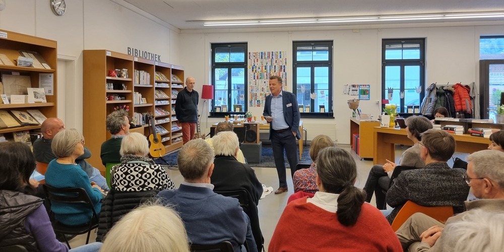Umringt von Büchern führte Roland Stillhard durch die Versammlung.