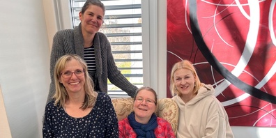 Diese Frauen wollen singen (v.l.): Nadja Liner Steinegger, Doris Pfeiffer Kaufmann, Petra Hugentobler und Christine Blaser (hinten stehend).