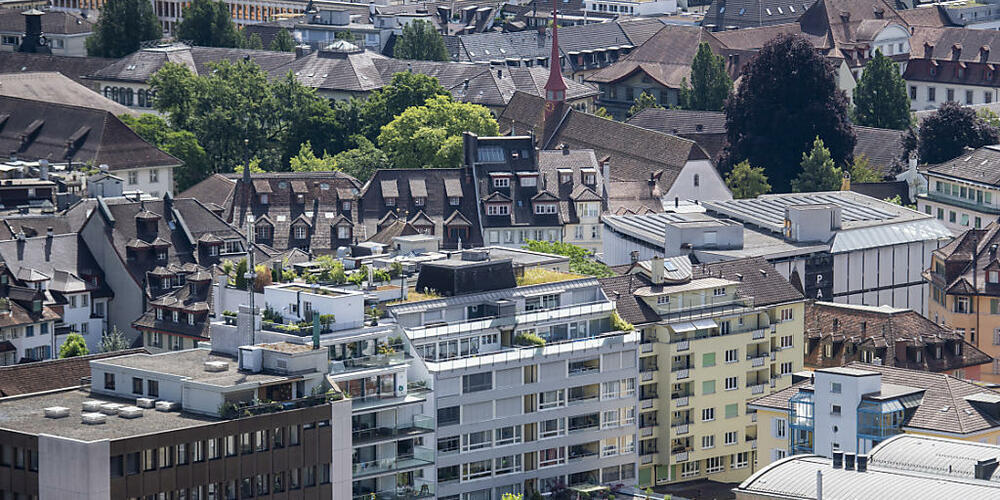 Die Luzerner Neustadt gehört zu den Quartieren, die laut den Jungen Grünen von Autos befreit und begrünt werden soll. (Archivbild)