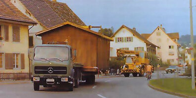 Zu Beginn der siebziger Jahre fuhren die Gossauer mit dem «Hüttli» im Gepäck einmal quer durchs Dorf.