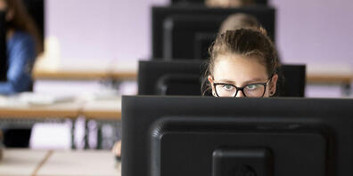 Der Kanton Graubünden führt Informatikmittelschulen ein, die eine berufsorientierte Ausbildung im Bereich der Applikationsentwicklung anbieten. (Symbolbild)