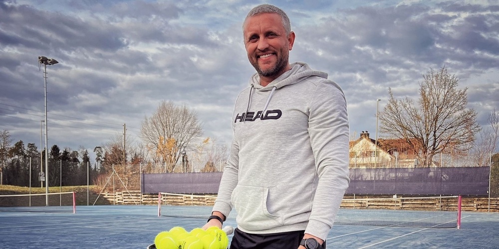 Tennistrainer Dominik Rüegg freut sich, auch dich zu trainieren.
