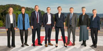 Natalie Rickli (Vierte von rechts) ist erstmals zur Regierungspräsidentin des Kantons Zürich gewählt worden.