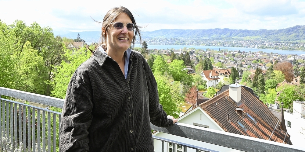 Das Zürichberg-Quartier, auf das sie von ihrem Balkon aus einen herrlichen Ausblick hat, bedeutet Stéphanie von Walterskirchen viel. Sie setzt sich gerne dafür ein.