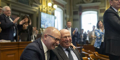 28 Amtsjahre insgesamt: Die beiden scheidenden St.Galler Regierungsräte Stefan Kölliker (SVP) und Fredy Fässler (SP) wurden im Kantonsrat verabschiedet.