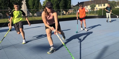 Für die kommenden acht Wochen baute der UHC Kreuzlingen neben dem Schulhaus Remisberg ein öffentliches Street-Floorball-Feld auf.