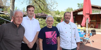 Die Gastgeber, Peter Kamm, Dominik Germann, Grilleur Fritz und Küchenchef Louis Ferraira, sind für viele Gäste vorbereitet.