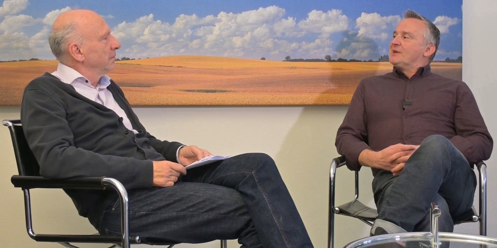 Martin Diener (r.) von Radio Zürisee wird Ruedi Josurans Nachfolger beim «Fenster zum Sonntag» und spricht im Linth24-Talk mit Rolf Lutz (l.) darüber.