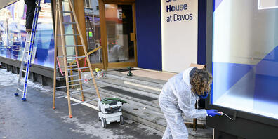 Für die Temporärbauten an der Davoser Promenade während des WEF gelten ab sofort strengere Regeln. Neu dürfen sich nur noch Firmen präsentieren, die vom WEF eingeladen wurden. (Archiv)