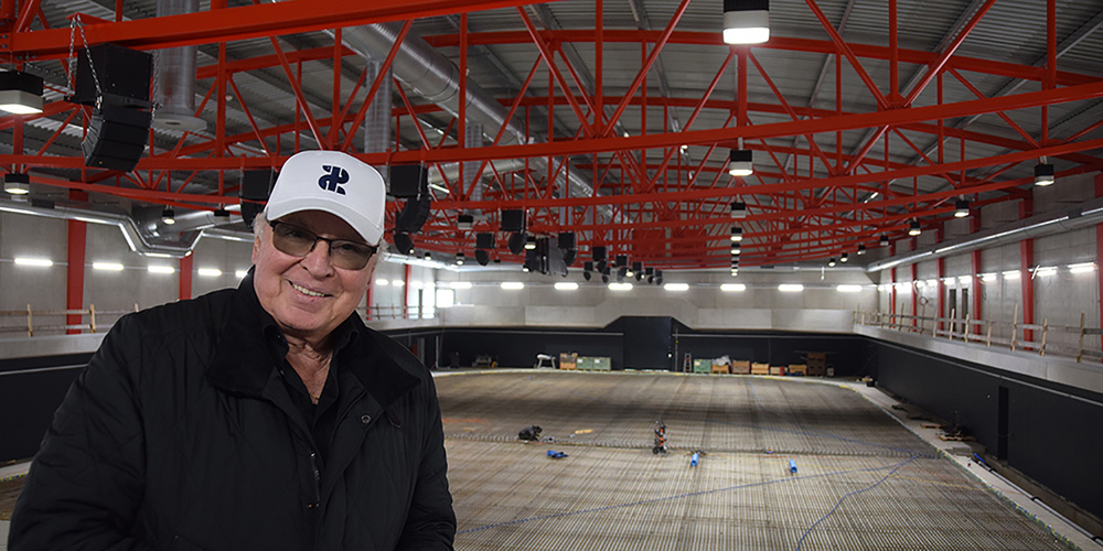 Walter Widler zeigt stolz seine Eishalle: Aktuell noch voll im Bau, wird sie ab Oktober in Betrieb sein.