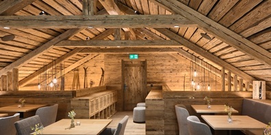 Restaurant Schamuela, Lenzerheide: Nachträglich eingebauter Dachstuhl im "Heuboda" komplettiert den Scheunencharakter.