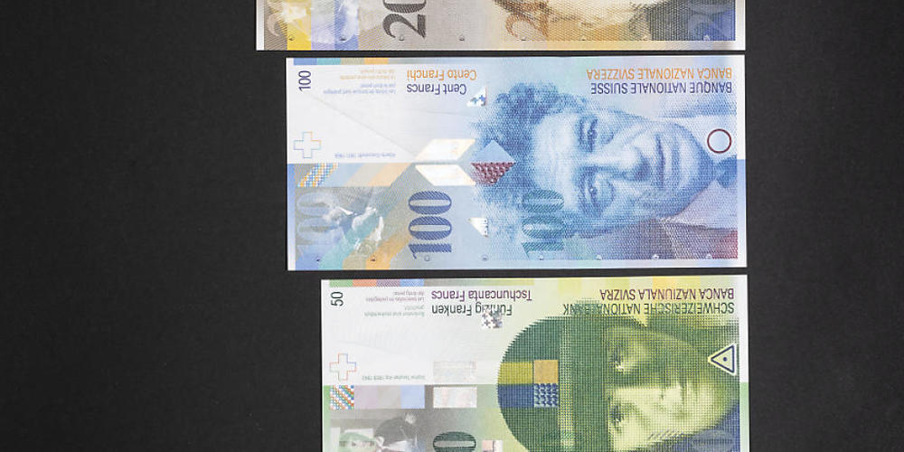 Nach der Ausgabe der neuen Banknoten will die Schweizerische Nationalbank (SNB) nun die vorherige achte Banknotenserie im nächsten Jahr aus dem Verkehr ziehen. (Archivbild)