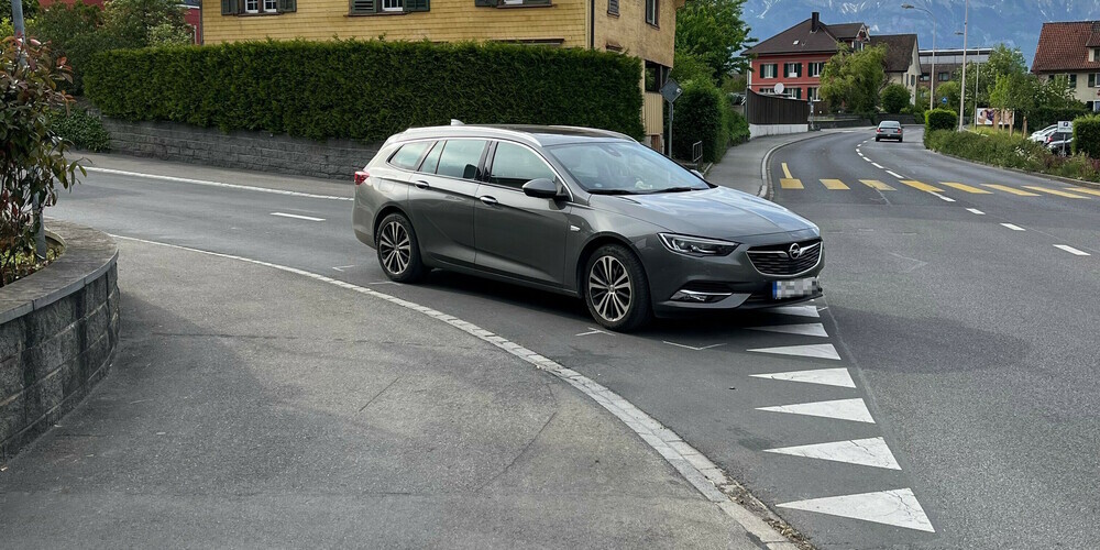 Als der E-Bike-Fahrer das Trottoir überqueren wollte, kam es zum Zusammenstoss.