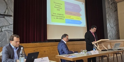 Claudio Bianculli (rechts), der Vorsitzende der ZAB-Geschäftsleitung, präsentierte die weiteren Zukunftspläne. Ganz links im Bild Finanzchef Reto Almer und in der Mitte VR-Präsident Kurt Baumann.