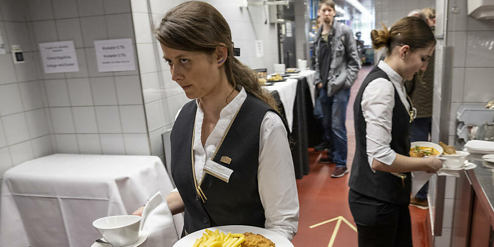 Servicangestellte des Hotels Schweizerhof in Luzern in Aktion. (Archivaufnahme)