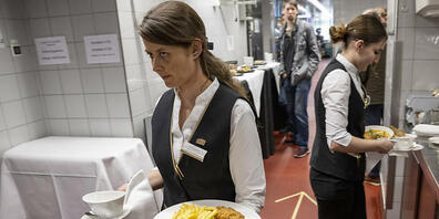 Servicangestellte des Hotels Schweizerhof in Luzern in Aktion. (Archivaufnahme)