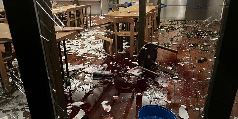 Der Einbrecher zertrümmerte alles, was nicht niet- und nagelfest war.