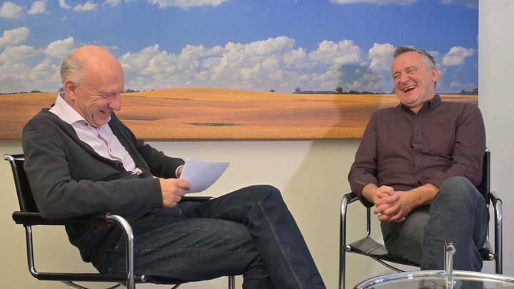 Im grossen Linth24-Talk spricht Martin Diener (r.) von Radio Zürisee mit Rolf Lutz über seine neue Aufgabe beim SRF.