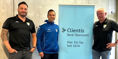 Patrick Schiegg (Co-Präsident, links) und Urs Widmer (Sportchef, rechts) stellen den neuen Trainer José Barrasa vor.