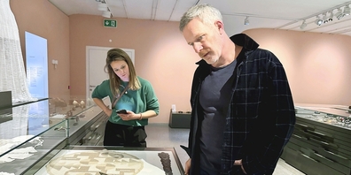 Museumsdirektor Christian Brändle und Clelia Kanai, Leiterin Marketing und Kommunikation, betrachten die Klöppelbilder von Luba Krejči.