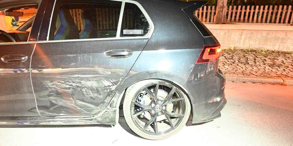 Die Fahrerin streifte beim Abbiegen das wartende Auto.