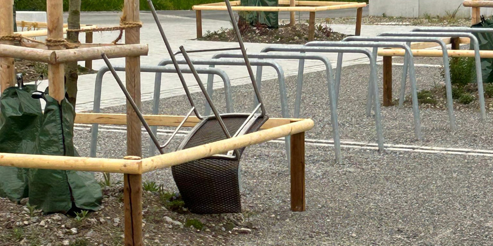 Mehrere Gartenmöbel wurden durch eine noch unbekannte Täterschaft entwendet.