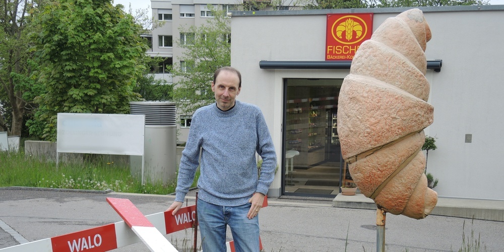 Andreas Fischer von der Bäckerei Fischer schliesst den Laden in Aesch während der Vollsperrung an der Aeschstrasse.