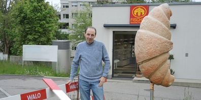 Andreas Fischer von der Bäckerei Fischer schliesst den Laden in Aesch während der Vollsperrung an der Aeschstrasse.