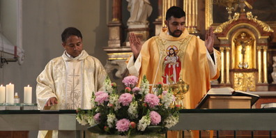 Pfarrer Georg Changeth (li.) und Agil Sebastian Raju, der seine Nachprimiz feierte