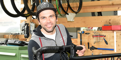 Der Tuggner Radquerfahrer und Mountainbiker Marcel Wildhaber arbeitet jetzt im Velogeschäft seines Bruders in Siebnen. (Bild: Franz Feldmann)