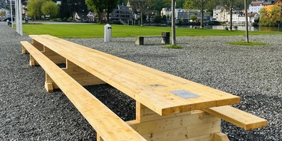 Die neuen Holzbänke laden zum Verweilen am See ein.