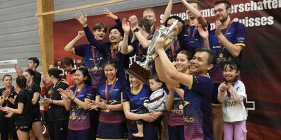 Grosse Freude in der Westschweiz: Meisterpokal für den BC Trogen-Speicher.