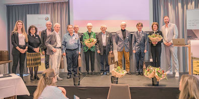 Sabrina Colluto, Vizepräsidentin, und Nicole Werner, Mitglied des Vorstands, beglückwünschen die Jubilare Heinz Stolz, Herbert Müller, Rudolf Tanner, Uli Stamm, Anne C. Peyer, Alfred Roost, Heinz Schenk, Raphaël Rohner und Margrit Schlatter (v.l.). Ganz rechts ACS-Präsident Robin Dossenbach.