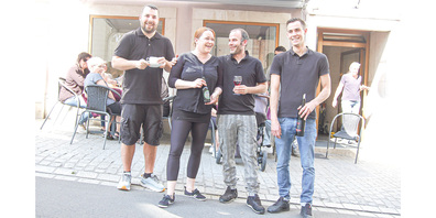 Ein heiteres Quartett mit Ladenbesitzer David Gaille (2.v.r.) und seinem Team Josua, Sabrina und Patrick (v.l.). Sie werden ab  dem Dienstag, 7. Mai, im neuen «Kafi Eifach» die Kundschaft mit Leckereien verwöhnen. 