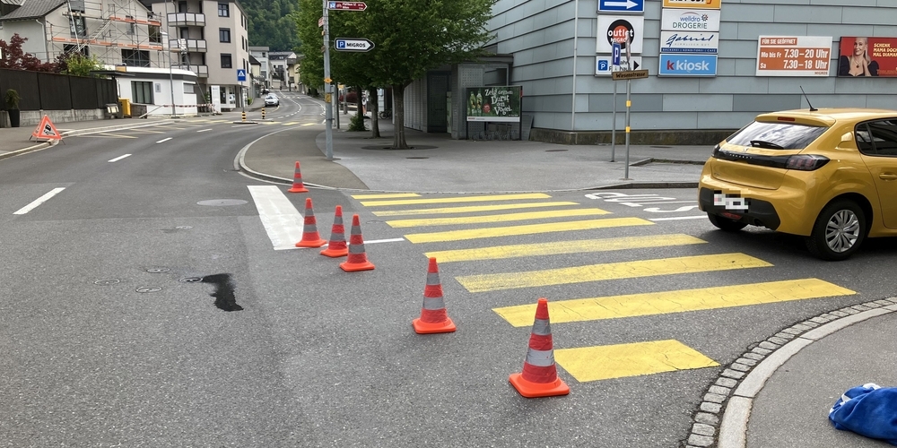 Auf dieser Kreuzung der Ziegelbrückstrasse mit der Wiesenstrasse/Linth-Escherstrasse ereignete sich ein Unfall zwischen einem E-Bike und einem Auto.