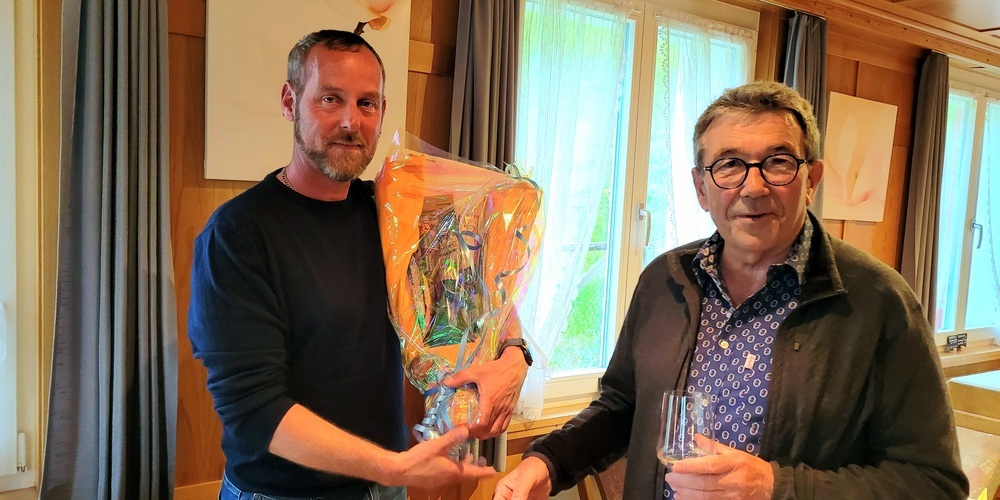 Präsident Rolf Künzler (rechts) und die Ortsgemeinde St.Margrethen sagen Pascal Zani (links) Adieu.