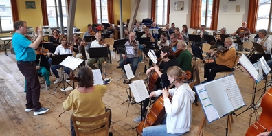 Probentag der rund 50 Musikerinnen und Musiker des Regionalorchesters con brio mit Dirigent Stefan Zindel (l.).