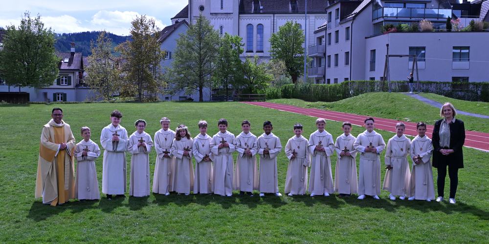 Die Erstkommunionkinder vor der Pfarrkirche Bütschwil
