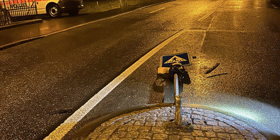 Nach dem er den Schaden angerichtet hatte, fuhr der Lenker eines blauen Mercedes einfach weiter. 