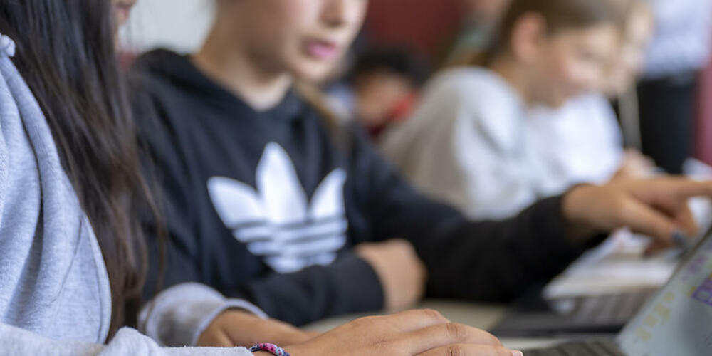 Daten von Schülerinnen und Schüler aus Lernfördersystemen können im Ausland nur noch anonymisiert bearbeitet werden. (Symbolbild)