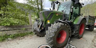 Der Mountainbiker prallte auf der Talfahrt in den Traktor und verletzte sich schwer.