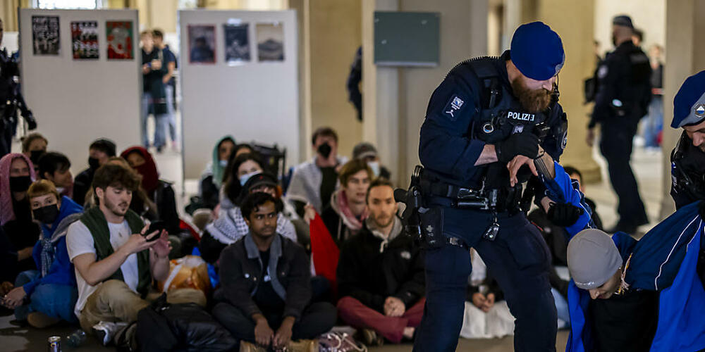 Die Polizei beendet eine unbewilligte Kundgebung in der Eingangshalle der ETH Zürich.