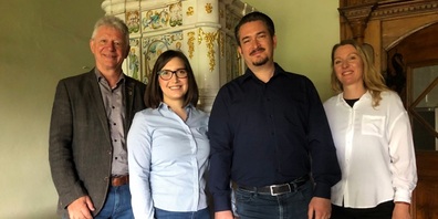 Im Bild: v. l. Hans Mäder, Stiftungsratspräsident, die neuen Gastgeber Angelina und Marcel Kampe sowie Nancy Flury, Geschäftsführerin Stiftung Hof zu Wil.