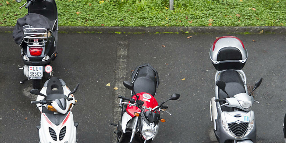 Die Stadt Luzern beendet den Pilotversuch mit gebührenpflichtigen Moto-Parkplätzen. (Symbolbild)