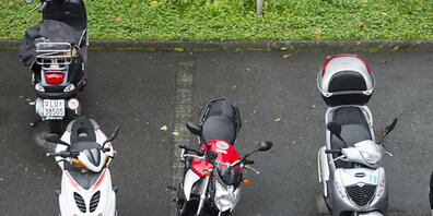 Die Stadt Luzern beendet den Pilotversuch mit gebührenpflichtigen Moto-Parkplätzen. (Symbolbild)