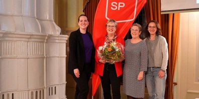 Edith Graf-Litscher wird aus der Geschäftsleitung der SP Thurgau verabschiedet. Von links: Nina Schläfli, Edith Graf-Litscher, Barbara Kern und Marina Bruggmann.