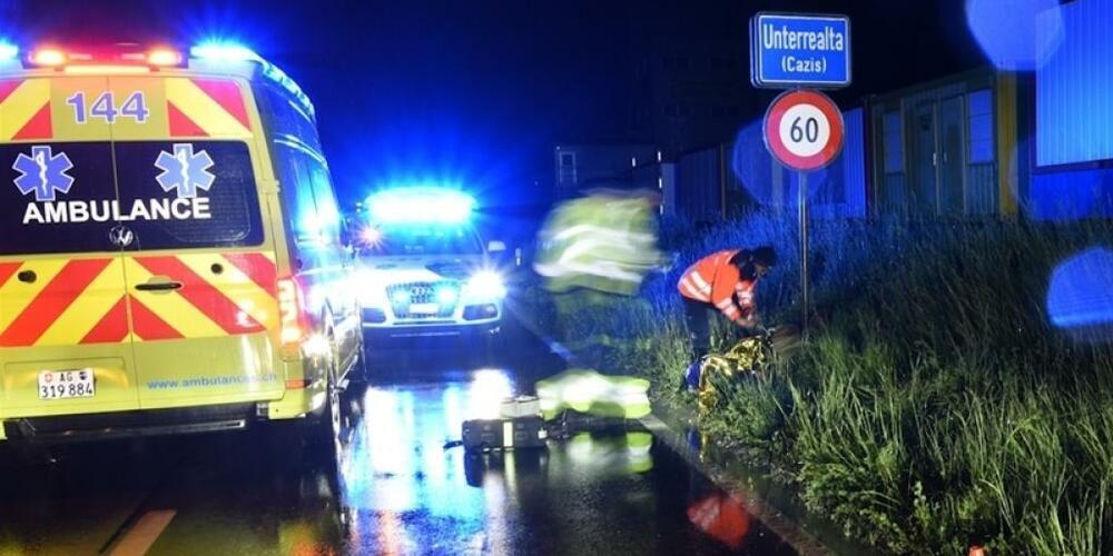 Der junge Fussgänger wurde bei Unterrealta im Dunkeln von einem Auto von hinten angefahren und mit einem gebrochenen Oberschenkel neben die Strasse ins Bord geschleudert. Das Auto fuhr weiter.