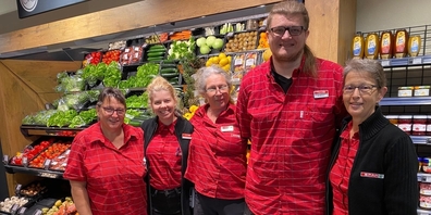 Die Gesichter im aufgefrischten SPAR Benken: die neue Leiterin Corina Meier (3.v.l.) mit ihrem Team.