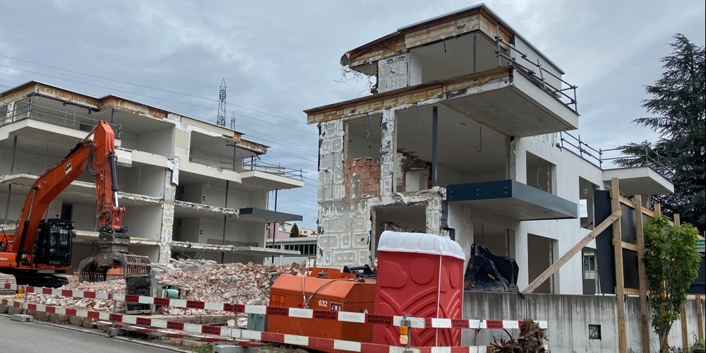 Die Abbruchbagger sind aufgefahren: der verlotterte Neubau wird dem Erdboden gleichgemacht. 